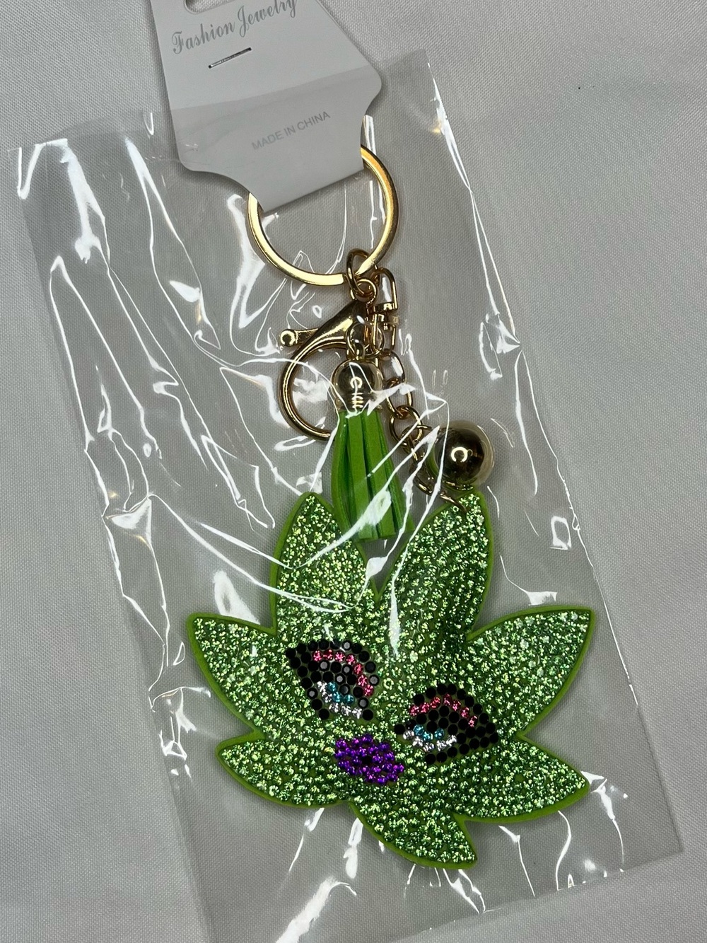 Fashion Jewelry Green Sparkle Leaf Face Keychain Bag Charm with Gold Hardware